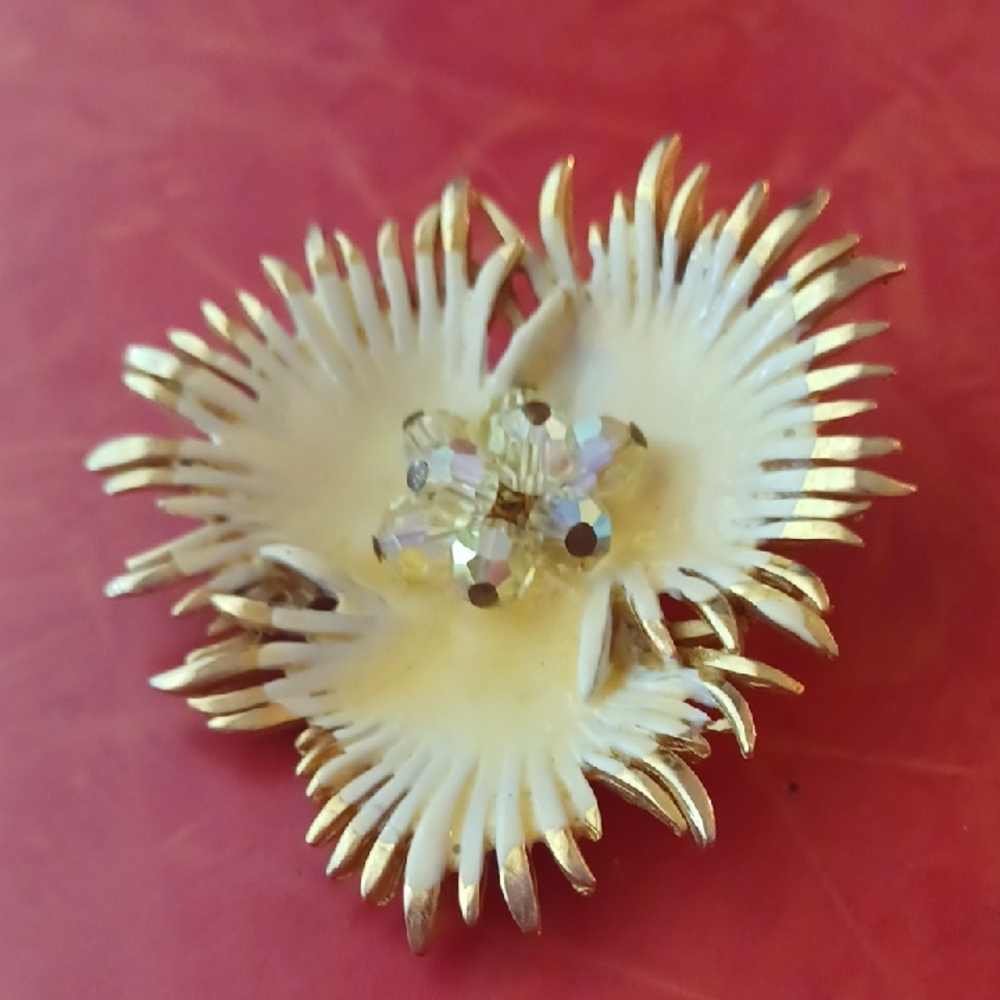 Vintage Signed Capri Gold and Cream Sunburst Brooch